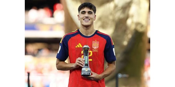 Una camiseta roja para todo el torneo, otra roja y azul para el eje central. Una camiseta roja para todo el torneo, otra roja y azul para el eje central.